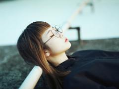 ファッション界の流行色をメイク界にも。アイメイクは“ほろ苦カラー,,で秋顔に