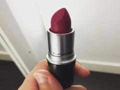 ダマスク柄ネイルで、ちょっぴり色気のある大人ネイルにチャレンジしてみて♭