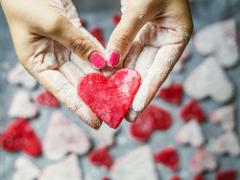 女の子のだいすきを詰め込んで♡赤いハートで作るラブリーネイル