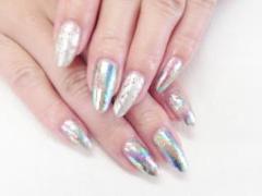 どんなネイルデザインにも＋α。ホイルを使った箔押しネイル