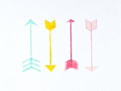 ガーリーも個性的も。簡単にデザインをもっと素敵にする「アローネイル」