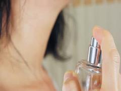 まだ首筋につけてるの？正しい香水の付け方をおさらいしましょ♩