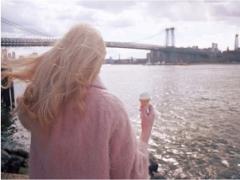 思わず触りたくなる指先に。「ベルベットネイル」が今の旬♭