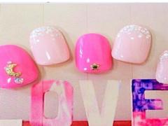 ピンク×ピンクでメリハリCUTEな指先に。濃淡ピンクの組み合わせネイル