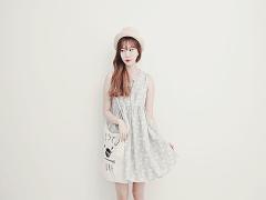 シースルー前髪大旋風！そんな今だからこそ指先もシースルーで淑女の装いを。