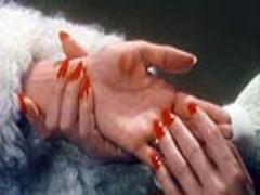 上品なオンナを演出する。“ボルドーネイル”でつくる大人なワタシ