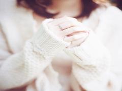 甘めニット×セクシーネイルの関係性…♡指先から始める大人っぽネイル