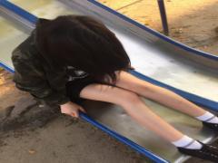 ダークなコーディネートになるこの季節。指元はとびっきりガーリーに"パステルピンク"で決