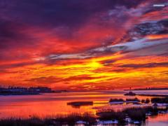 美しさに圧倒させられ見惚れる。「世界三大夕日」のひとつは日本の〇〇