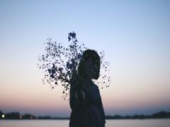 爪先に花を生けるのはいかが？美しさの極み“一輪挿し”ネイル手帳