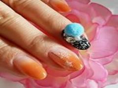 大切なのは〈ちょこんとパール〉シンプルなベージュネイルに最強の一手間を