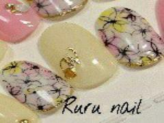 指先から春色にしましょう。4カラーから選ぶ、品のあるフラワーネイル