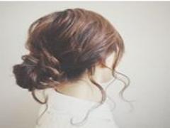 一寸先はボサボサ？ゴールドピンで無造作まとめ髪を本物おしゃれに格上げ♡