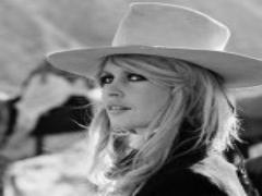 ちび爪さんおいで♡指先をシャープにみせてくれる細フレンチデザイン