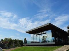 空と運河に溶け込む世界。“世界一美しいスタバ”は◯◯県にあった。