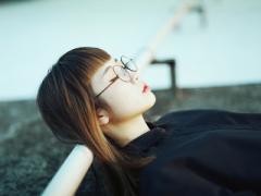 掛けるだけでオシャ度UP。伊達眼鏡が似合うヘアスタイルとヘアアレンジ
