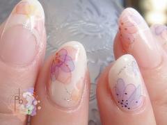 繊細さとガーリーの融合、春の季節に溶け込みそうな水彩フラワーネイルカタログ