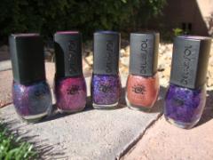 室内と室外で色が変化する？！カラーチェンジングネイルで作る2つの指先