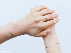 きらめきと儚さを爪先に纏わせた、ステンドグラスネイルをご賞味あれ♡