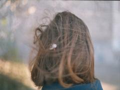 ベールをまとった艶と潤い。ロングヘアで魅せる柔らかウェーブと質感カラー
