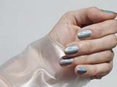 一度見たら忘れられない煌きを。ホイルネイルで誰よりも輝く指先に。