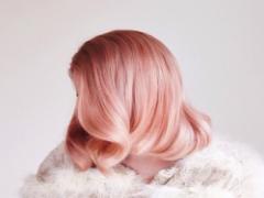 服は変えるのに髪型は同じ？“小物”に合わせたヘアアレンジの作り方