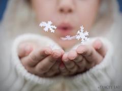 指先にも雪を降らせましょ。冬を感じさせるクリスタルネイル特集