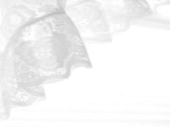 繊細なレースを指先に透かして。美しさに見惚れるレースネイル