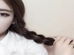 ヌケた個性を限界まで引き上げる。ハスキーグレーカラーで、艶のある透明ヘアに♡