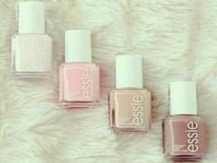 派手すぎず、地味すぎず。大人っぽ”2色ネイル”が今の気分なのです