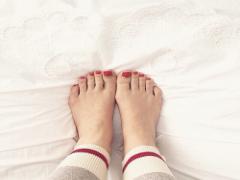 見えないからこそおしゃれに！赤でつくる冬の大人のフットジェルネイルまとめ