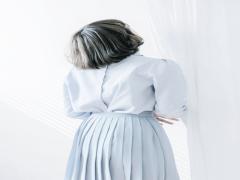 冬真っただ中。寒色系ヘアには、俄然ホワイトコーデがおすすめな件