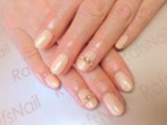 オフィスでもプライベートも。ベージュネイルでオトナ女子計画