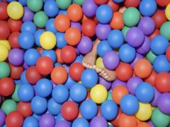 〈日本初上陸〉ボールプール×音楽×酒！5万個のボールに埋もれるパーティtamapa