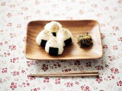 お米をギュッと握ったご飯がネイルに？オニギリネイルを指先に。