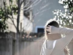 どストレートで勝負する春。サラッと風に靡いてまとまる、潤いヘアの仕込み方