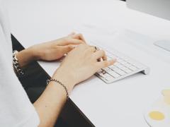 社会人でも我慢はしない。見せたくないほどキュートな春色フットネイル20選