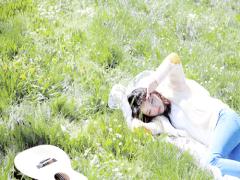 いつもの指先に春を添えて。"小花を散りばめた"上品＆POPなお花畑ネイル♡