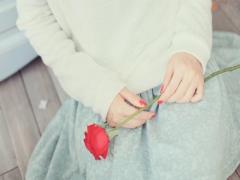 花言葉や本数の意味も込めて♡ロマンティックな一輪のバラネイル