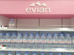 皆の携帯にあの赤いロゴ。"evian"の手作りiPhoneケースが流行中！