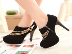 「可愛い」にぴりっとスパイス。エッジィ女子入門‘チェーンネイル’