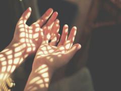 指先に詰め込むあなただけの小さな世界。〝好き〟が光るクリアネイル