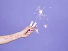 夜空にきらめくような爪先を手に入れて◇輝きを閉じ込めた星くずネイルたち