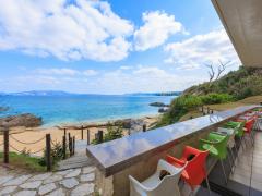 〔沖縄〕青い海が目の前に。フォトジェニックすぎるカフェ「ダイヤモンドブルー」