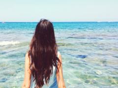 海に似合う女の子。見せたいワタシ別、簡単髪型アレンジカタログ17選