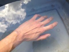 『その指先に、触れてみたい。』ふいに手と手が…♡を招く透明感ネイル