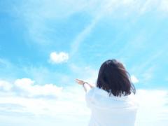コロン、と煌めく夏の青。ラムネ色で‟涼しげ可愛い”を手に入れる3つの方法