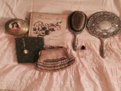 女の子の永遠のタカラモノ。光り輝く宝箱のような“ブローチネイル”