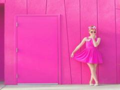 ラブ度グングン上昇中♡“ホットピンク”ネイルで女の子ムード漂う指先に