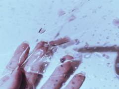 雨粒を爪先に置いたら梅雨が好きになった。今すぐやりたい水滴ネイルカタログ